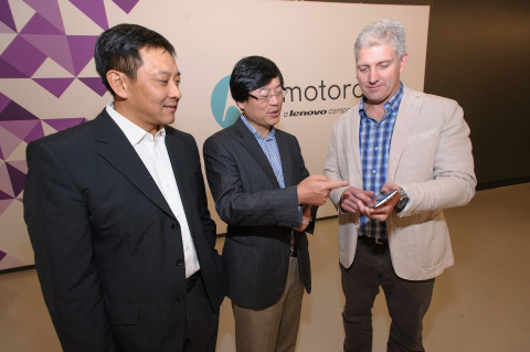 Lenovo executive vice president Liu Jun, Lenovo chairman and CEO Yang Yuanqing, and Rick Osterloh, president and COO of Motorola Mobility celebrate the closing of Lenovo's acquisition of Motorola Mobility , taking a look at the latest features of the new Nexus 6 smartphone.